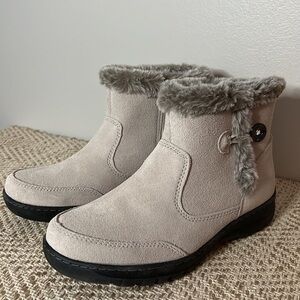 NWOT Khombu Tan Leather Suede and Faux Fur Trimmed Winter Boots. Size 9M